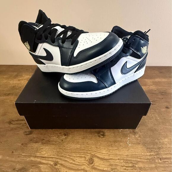 Jordan 1 Mid ‘Armory Navy’ (GS) size 5.5Y/7W - Picture 2 of 10